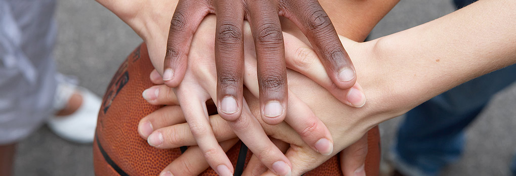 Hände auf einem Basketball