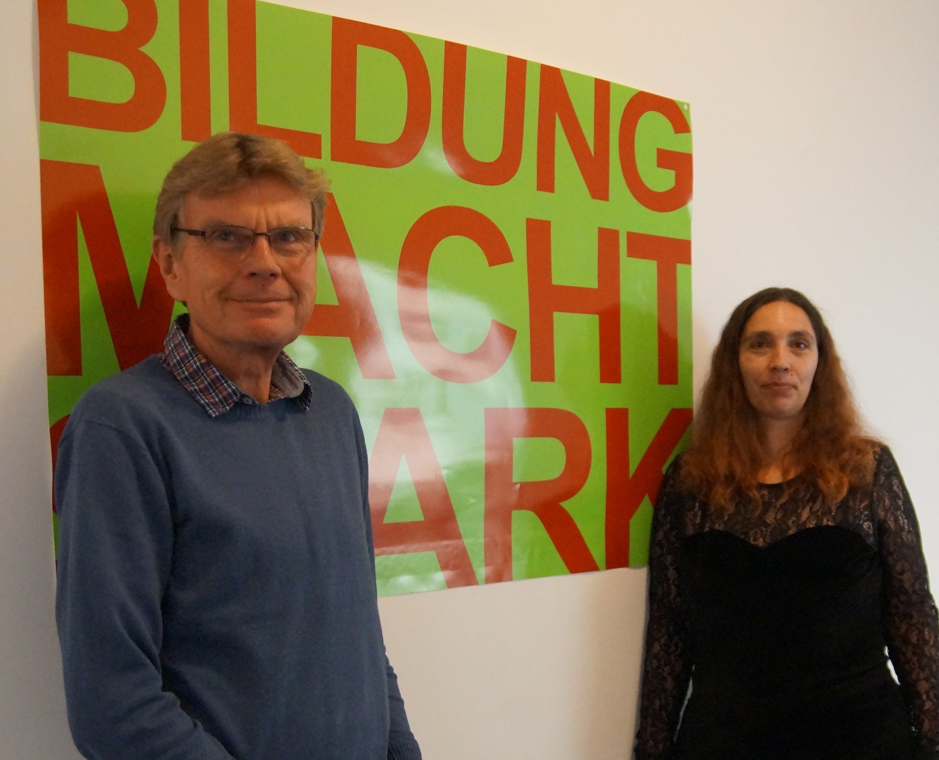 Anika Schlie und Jens Rüdiger vor einem Poster
