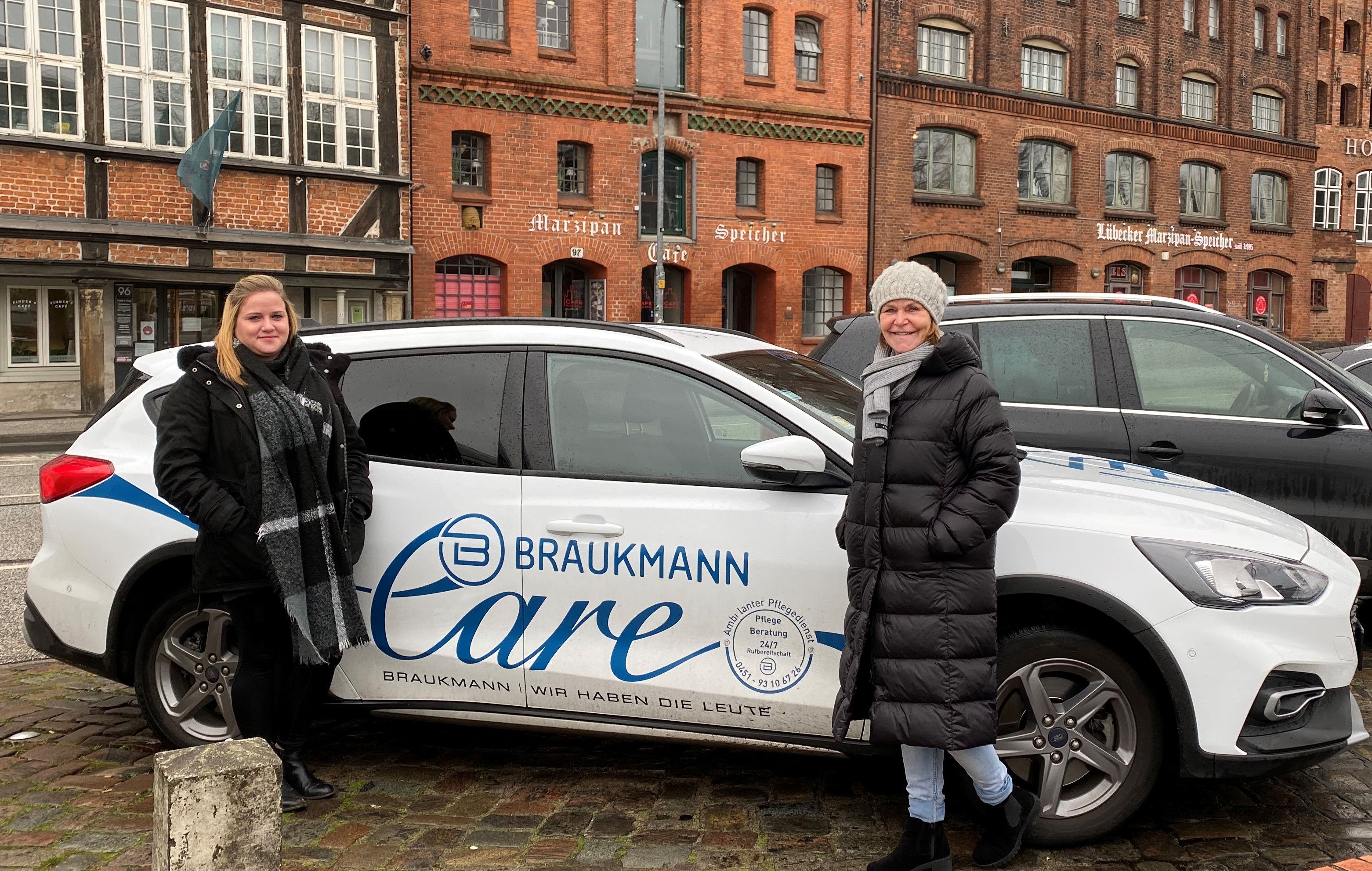 Joeline Gehrmann und Chefin Bettina Braukmann vor einem ihrer Dienstwagen